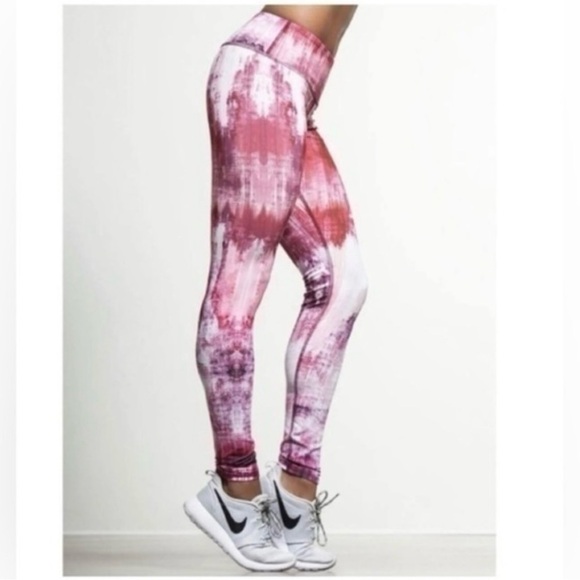 ALO Yoga Pants - Alo Yoga Airbrush Leggings in Desert Sunset Size Medium